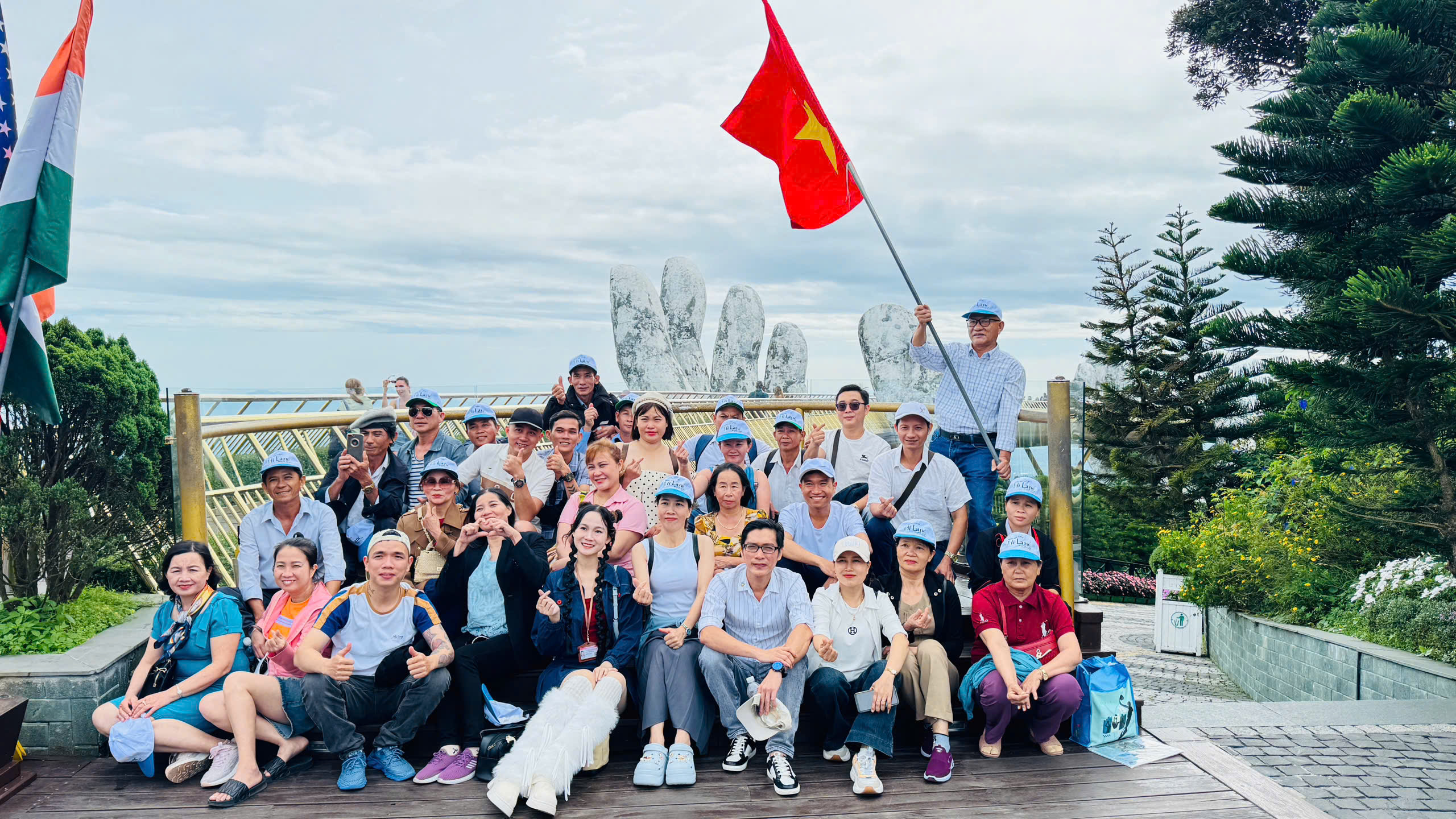 doan-khach-khu-du-lich-suoi-chi-di-tham-quan-ba-na-hills (1)