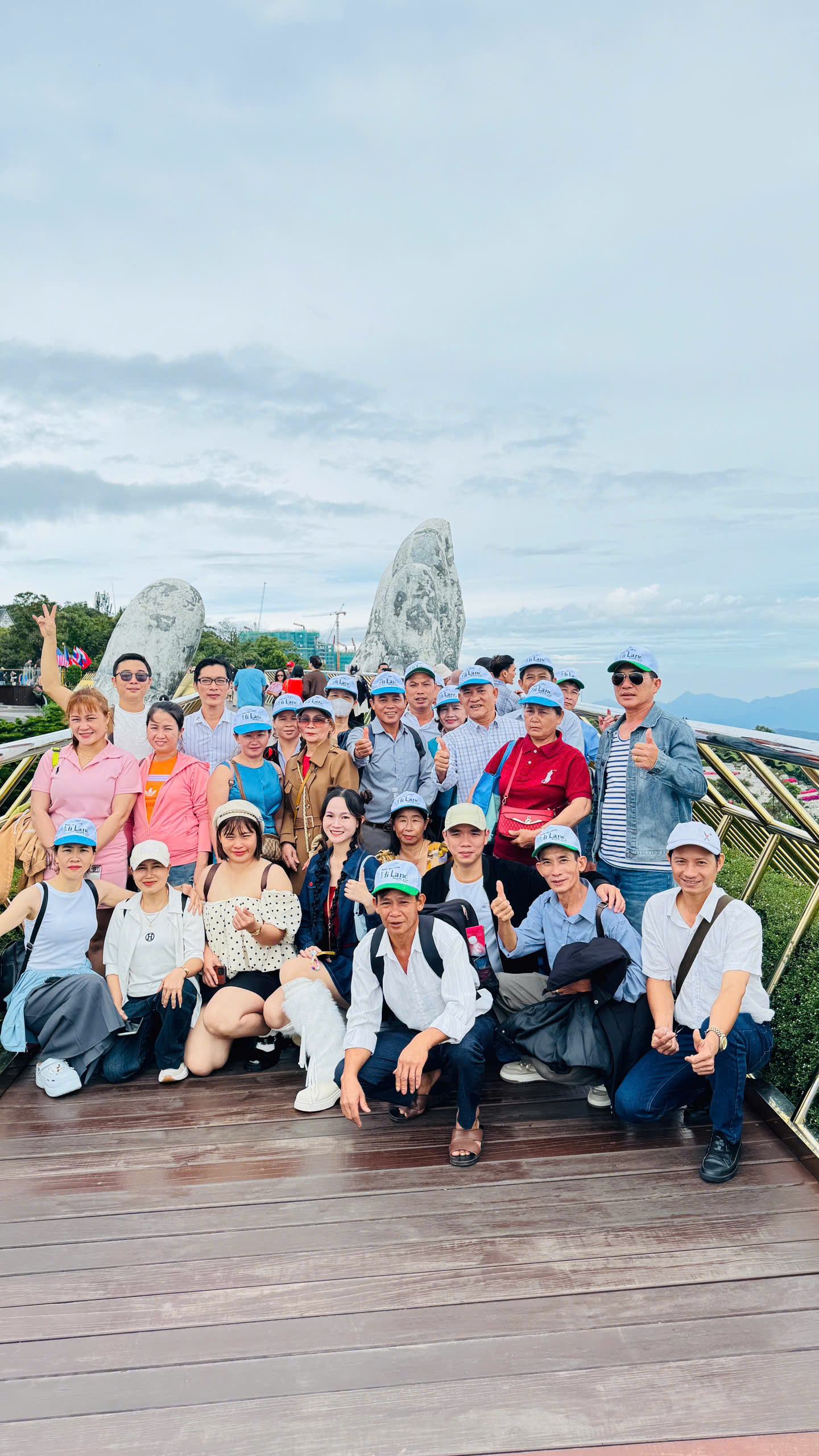 doan-khach-khu-du-lich-suoi-chi-di-tham-quan-ba-na-hills (4)