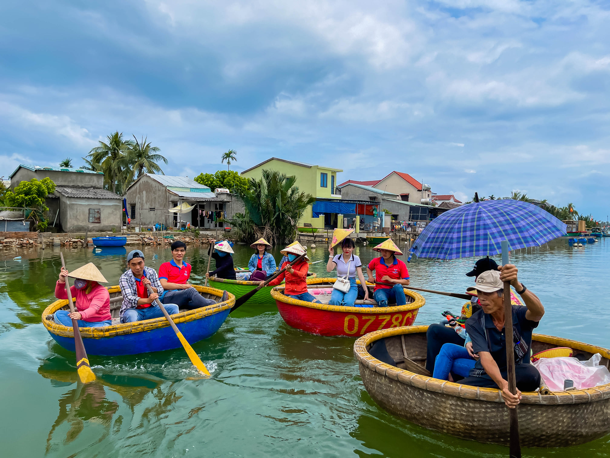 review-khach-tour-rung-dua-bay-mau-vietnam-explore (1)