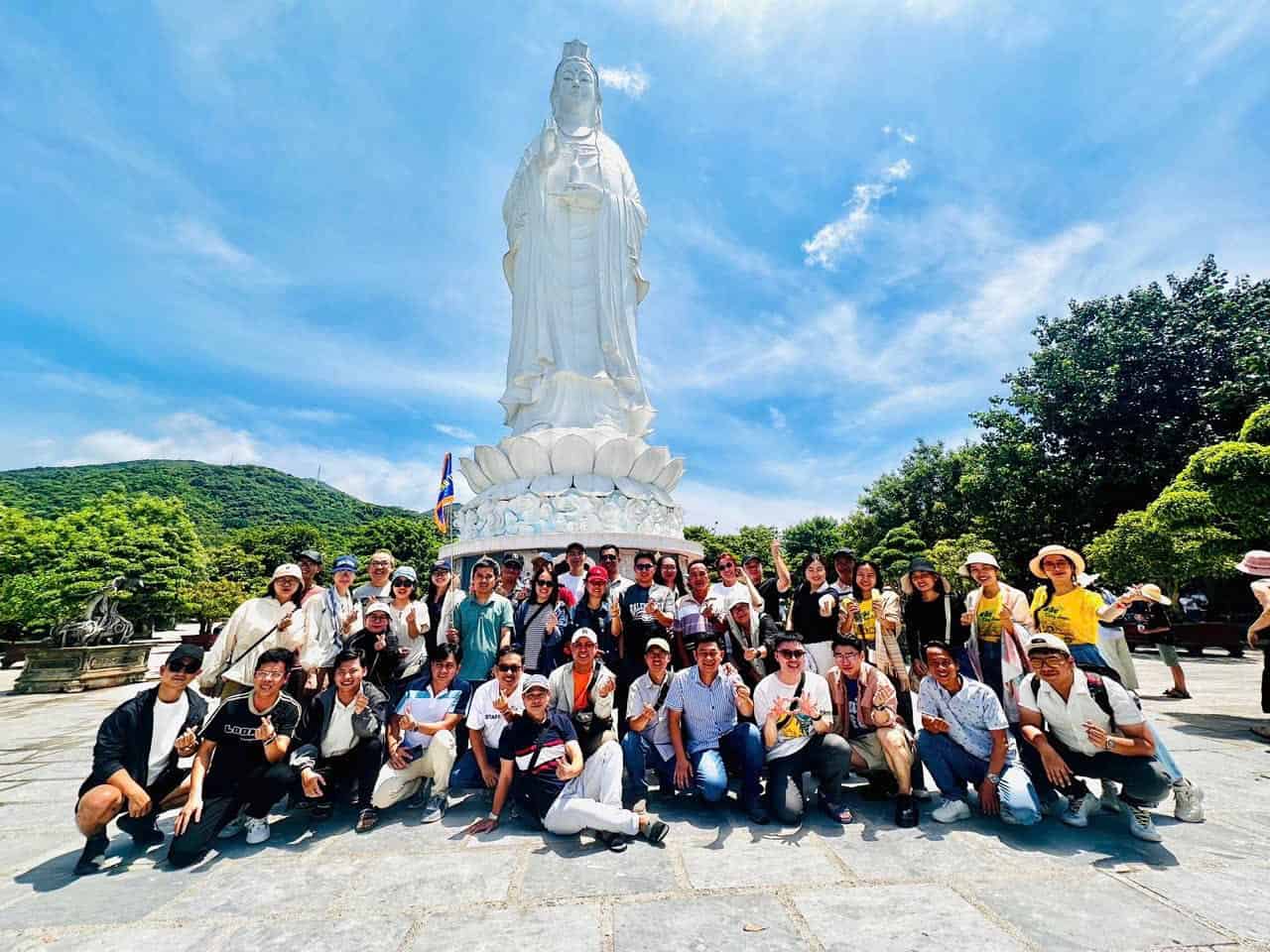 don-doan-du-lich-chua-linh-ung